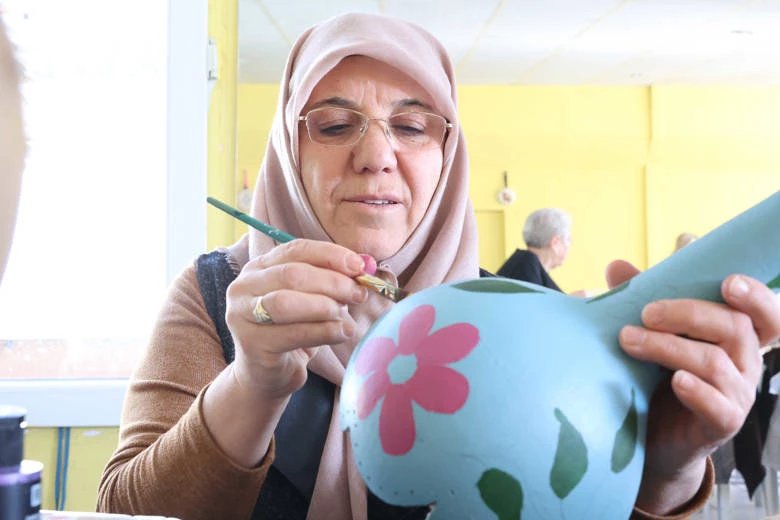Eski eşyalar kadınların hünerli  ellerinde yeniden değer kazanıyor