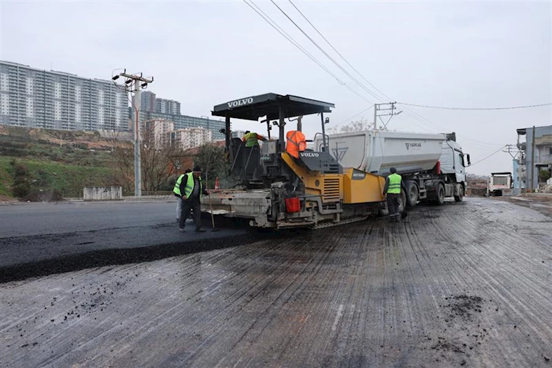 Bayraklı’da yol yenilemeleri sürüyor