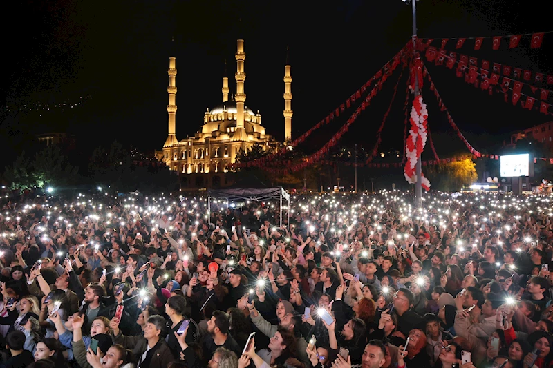 RAFET EL ROMAN KIRIKKALE’DE 20 BİN KİŞİYE KONSER VERDİ