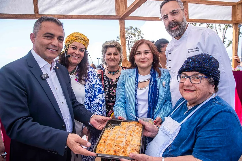 MANAVGAT, AKDENİZ’İN İKİ YAKASINDAN YÜKSELEN ŞARKILARLA ŞENLENDİ