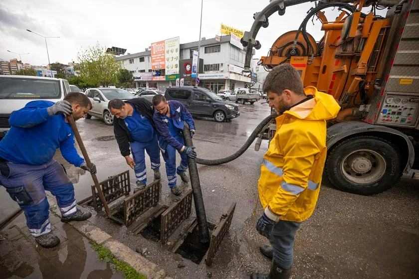 İzmir’de yağmur alarmı İZSU ekipleri tam kadro sahada