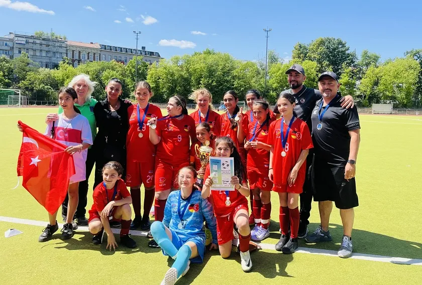 Berlin’de Kızlar Futbol Şöleni: 9. SESB Açık Alan Avrupa Şampiyonası’na Büyük İlgi