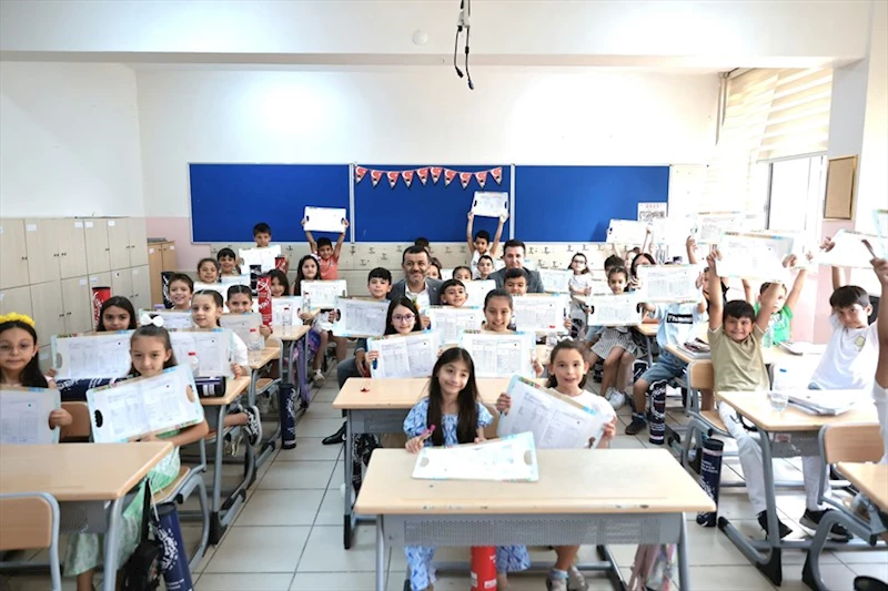 Başkan Çavuşoğlu, karne heyecanına ortak oldu