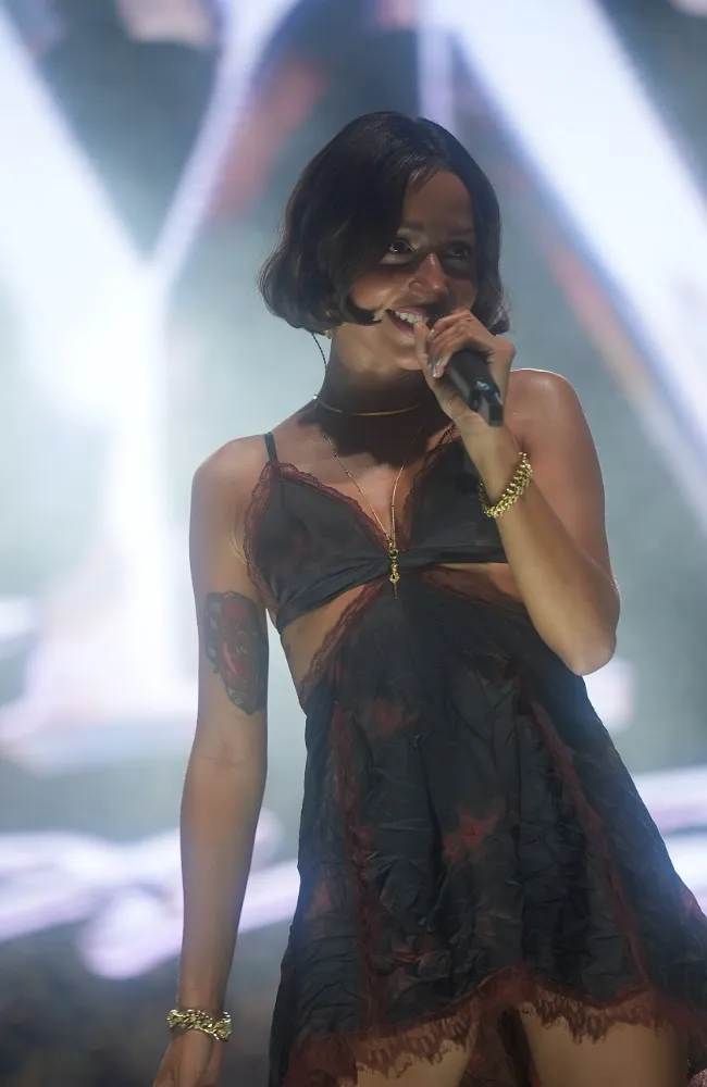 Zeynep Bastık’tan Kaş’ta Müzik ve Dans Dolu Gece!