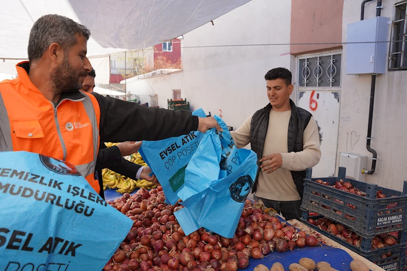 Kahta Belediyesi, Hijyenik Pazar Ortamı İçin Pazarcı Esnafına Çöp Poşeti Dağıttı