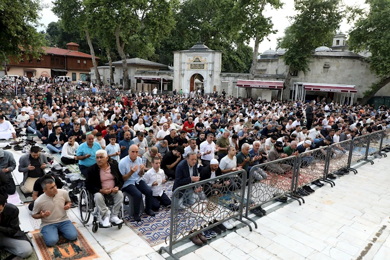 Eyüpsultan’da bayram sabahı dualarla başladı