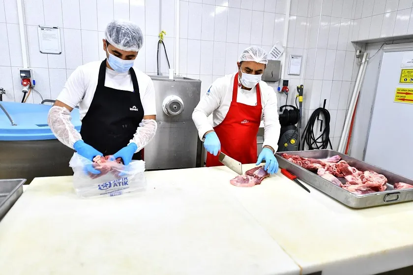 İzmirlilerin et bağışları ihtiyaç sahiplerine ulaştırılıyor