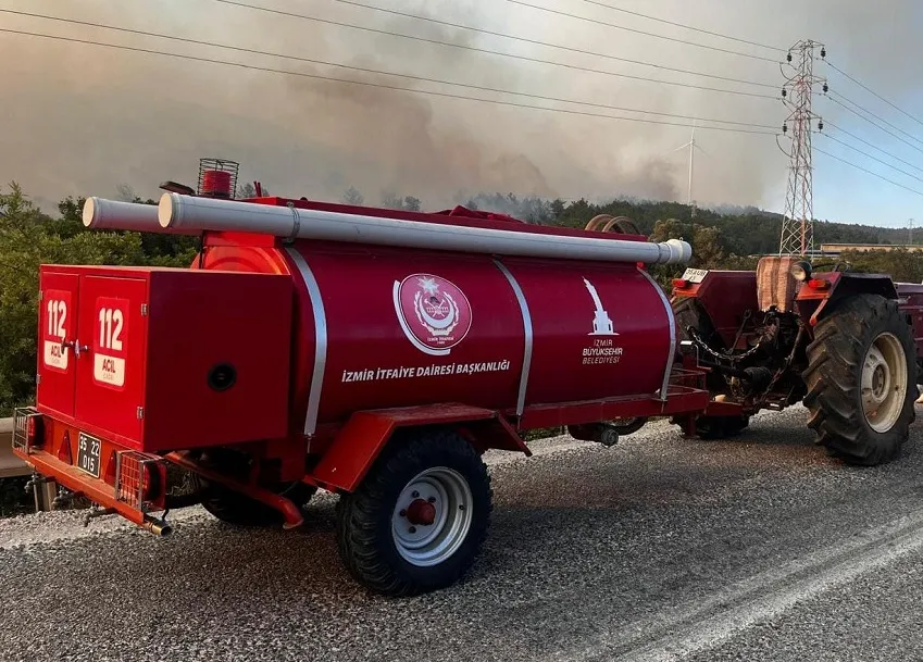 Urla Camiatik Mahallesi ormanlık alanda çıkan yangına müdahale sürüyor