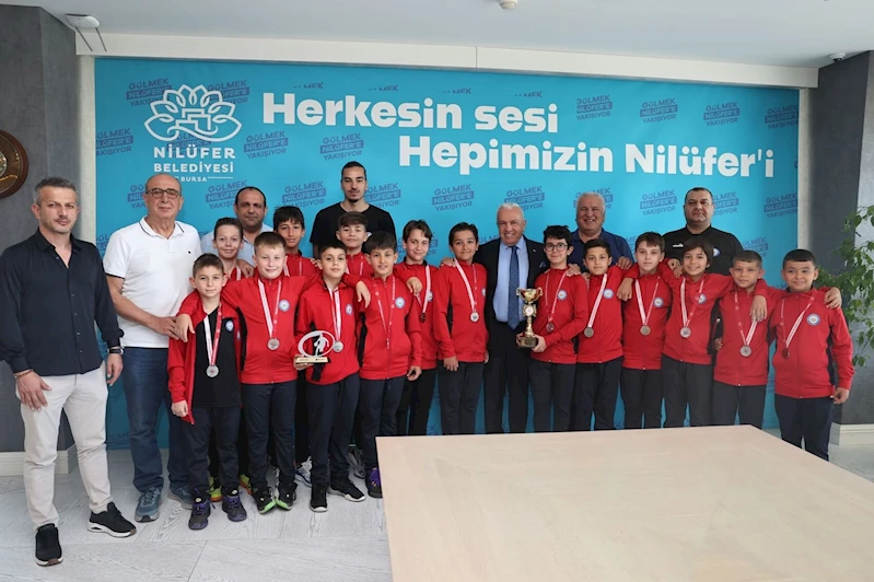Başkan Şadi Özdemir başarılı sporcuları ağırladı