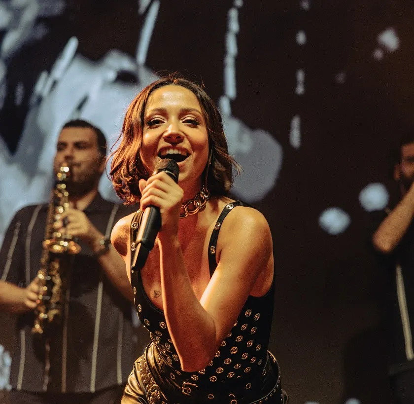 Zeynep Bastık Yazın Heyecanını Ege’ye Taşıdı 