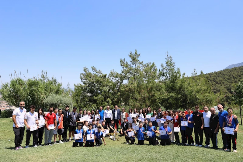 BAŞKAN BALABAN ŞAMPİYON SPORCULARI KUTLADI