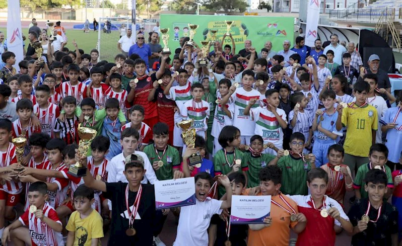 Büyükşehir’in ‘U-11 / U-12 Futbol Şenlik Ligi’ Sona Erdi