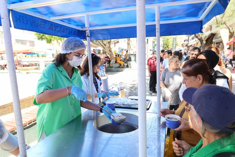 Antalya Büyükşehir Belediyesi geleneksel aşure ikramlarına başladı