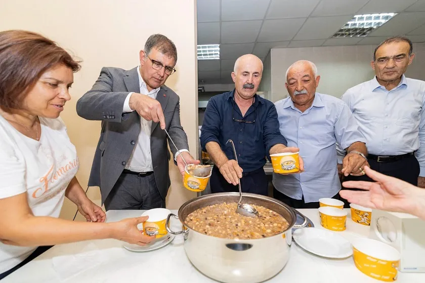 Başkan Tugay aşure bereketini paylaştı