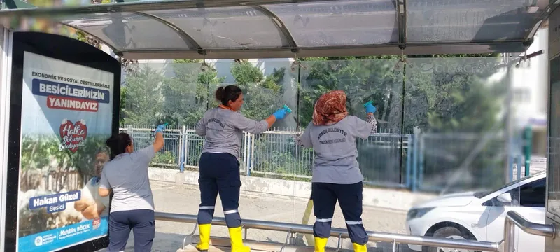 Kemer’de otobüs durakları temizleniyor