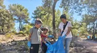Kepez, öğrencilerle birlikte ormandaki çöpleri temizledi