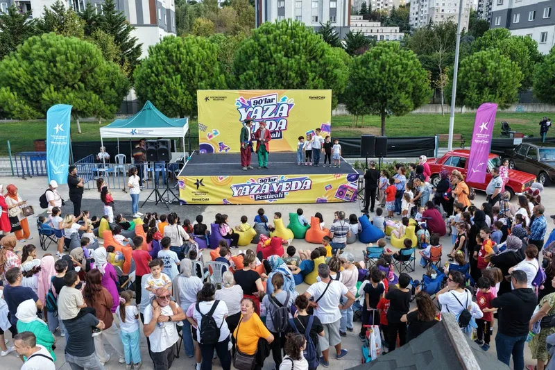 90’LAR KONSEPTLİ YAZA VEDA FESTİVALİ BÜYÜK İLGİ GÖRDÜ