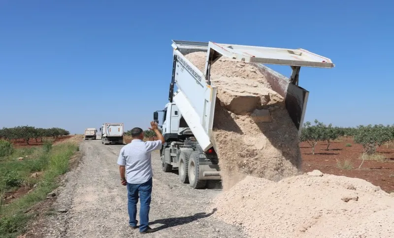 BÜYÜKŞEHİR, HİLVAN’DA KIRSAL YOLLLARI YENİLİYOR