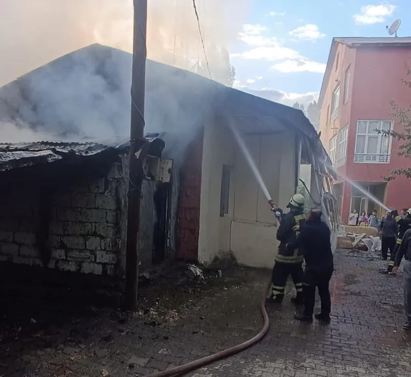 BAĞLAR MAHALLESİNDE ÇIKAN YANGIN KISA SÜREDE SÖNDÜRÜLDÜ.