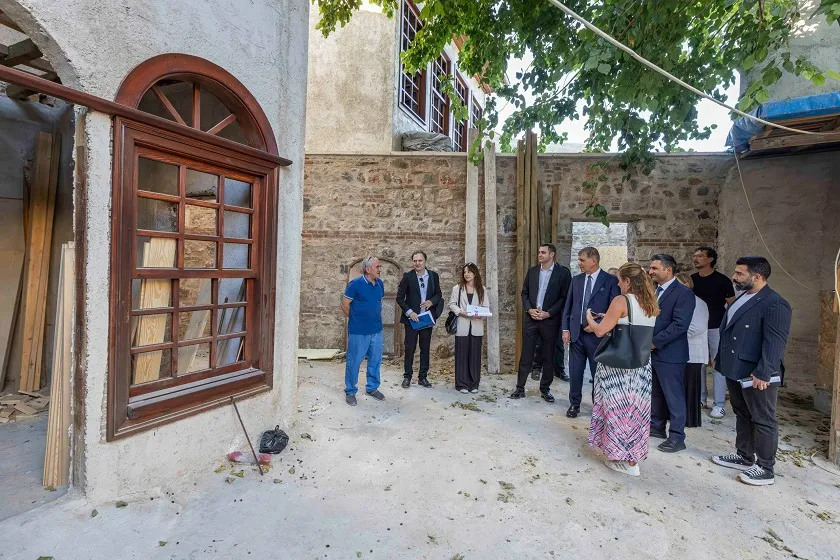 İzmir’in tarihi yapıları gün yüzüne çıkıyor