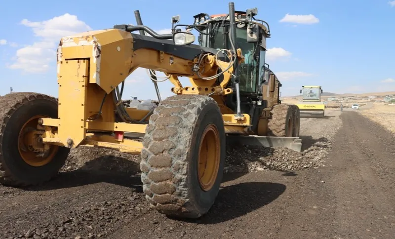 SİVEREK’TE KIRSAL YOLLAR BETONLA GÜÇLENİYOR