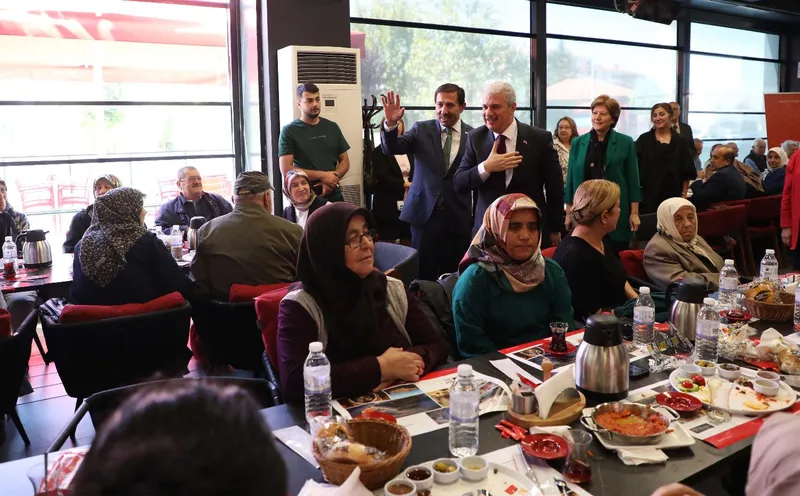 VALİ AKIN İLE BAŞKAN KILCA KARATAY ALZHEIMER GÜNDÜZ YAŞAM MERKEZİ’NDEN FAYDALANAN HASTA VE HASTA YAKINLARIYLA BULUŞTU