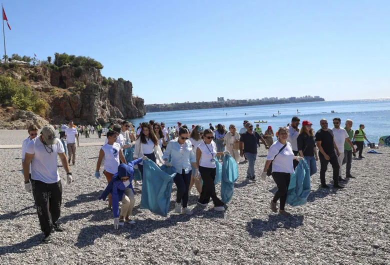 Denizden tekne parçası şezlong ve araç lastiği çıktı