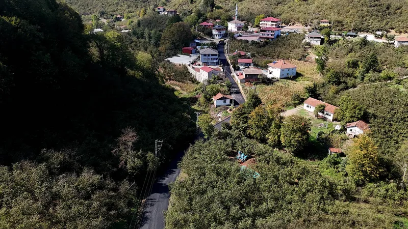 Büyükşehir bu kez Kocaali’de işleme başladı: 8 mahalle, 5 bin 500 metre güzergâh ve 8 bin ton asfalt