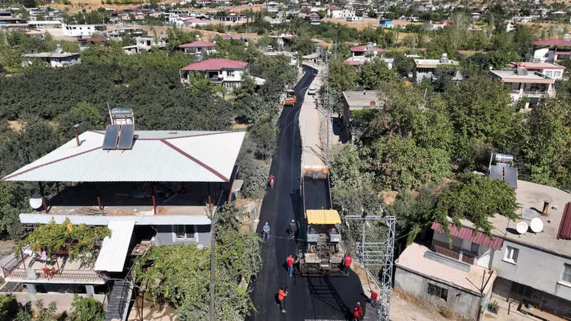 Büyükşehir, Türkoğlu Avşarlı’nın Ulaşım Sorununu Çözüme Kavuşturuyor