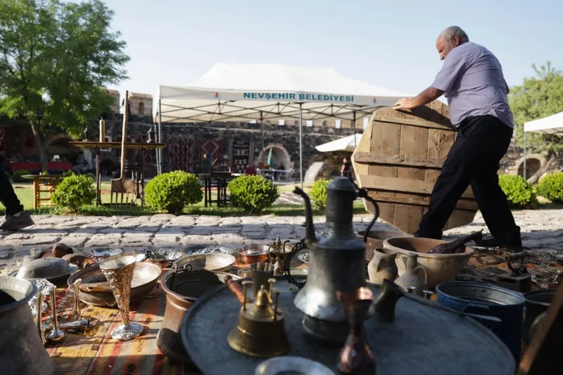 Antika ve Koleksiyon Meraklıları Tarihi Atmosferde Buluşuyor