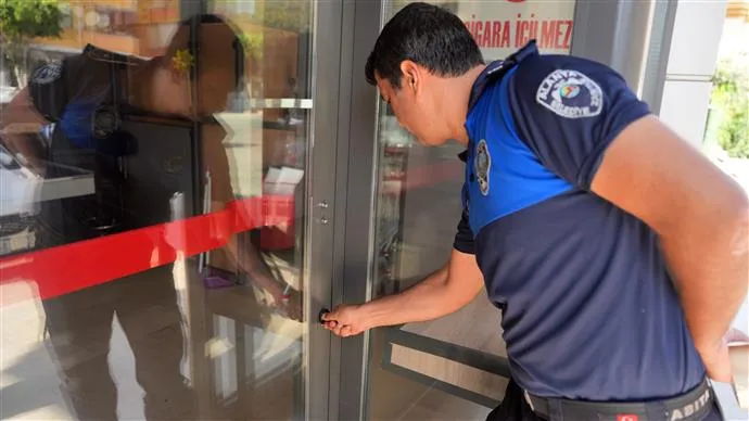 TARİHİ GEÇMİŞ ÜRÜN SATAN 2 ZİNCİR MARKET MÜHÜRLENDİ