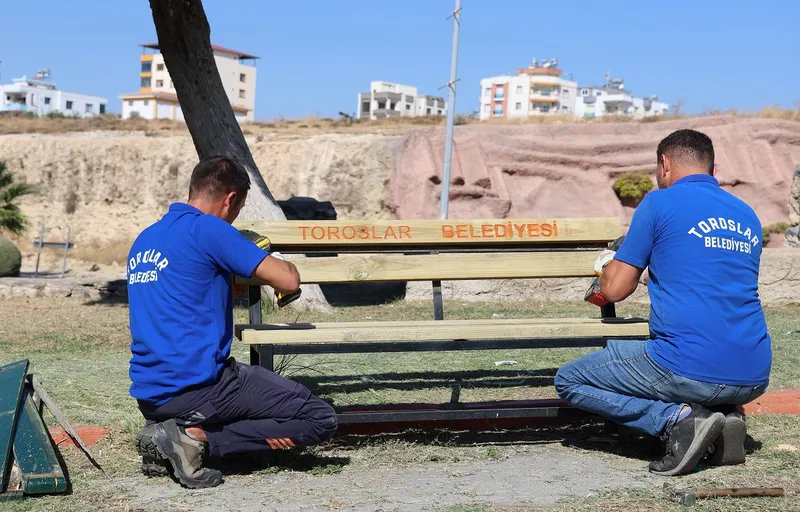 TOROSLAR BELEDİYESİ, KENT MOBİLYALARINI VE OYUN GRUPLARINI YENİLİYOR