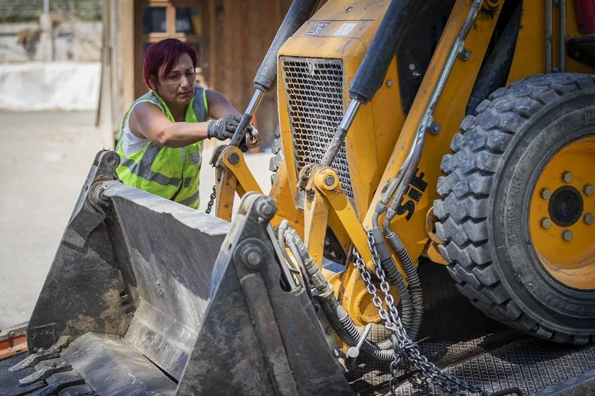 Büyükşehir’in kadın çekici operatörü tabuları yıktı