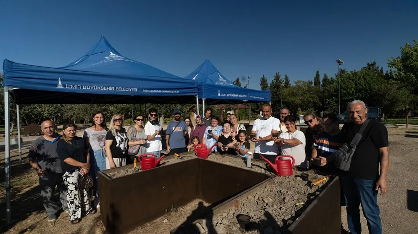 Minik eller toprakla buluştu