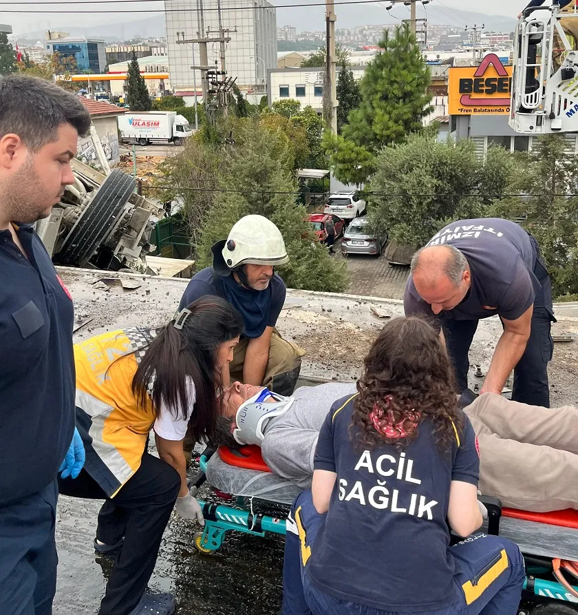 İzmir İtfaiyesi kaza sonrası viyadükte asılı kalan tır şoförünü kurtardı