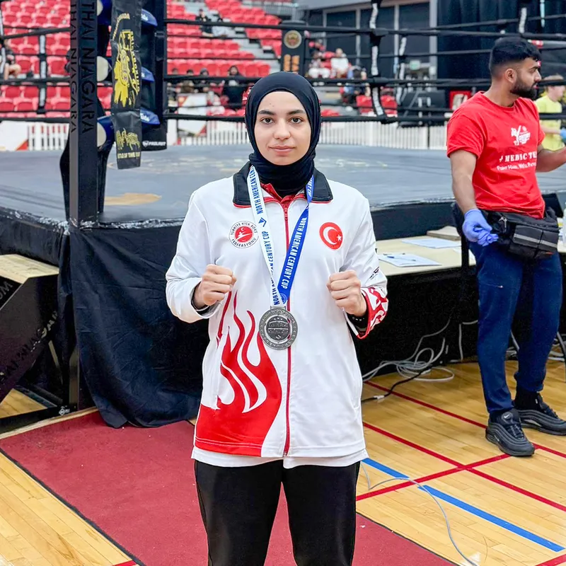 MERAMLI AYŞE EBRAR KANADA’DAN GÜMÜŞ MADALYA İLE DÖNDÜ