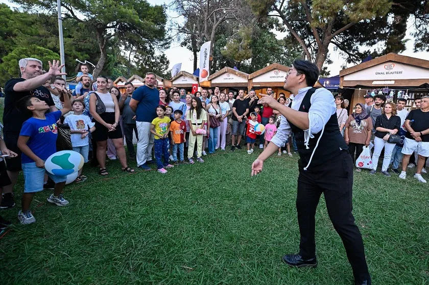İzmir Enternasyonal Fuarı’nda uluslararası sokak gösterileri büyük ilgi görüyor
